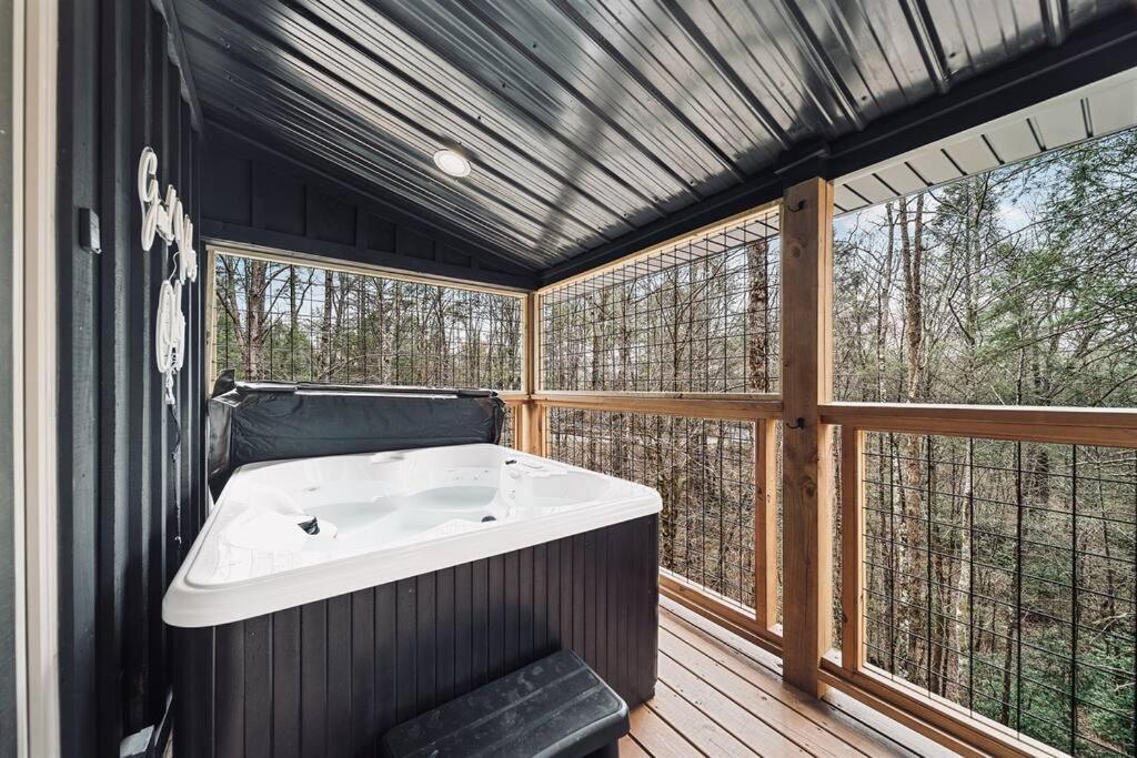 Honeymoon Couples Cabin Secluded, Hot Tub, Views Sevierville Bagian luar foto
